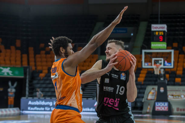 据西班牙权 据西班牙权